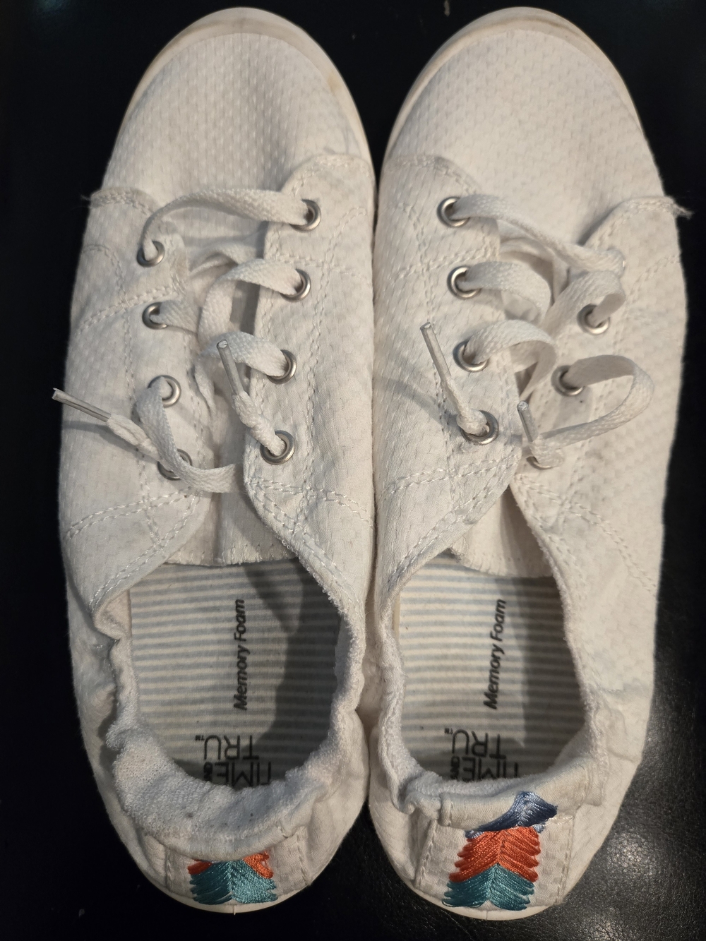Memory Foam White Sneakers with Embroidered Heel